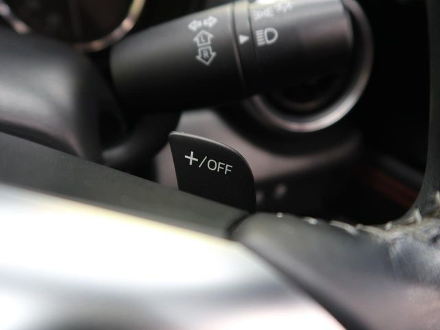 【パドルシフト】ハンドルから手を離さずに素早くシフトアップ&ダウンができるので、エンジンブレーキを使う下り坂や高速道路の合流で加速したい場面で役立ちます。