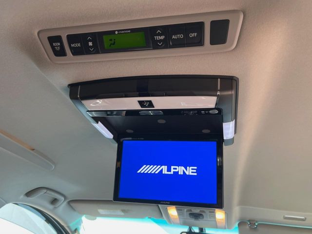 【フリップダウンモニター】大画面モニターで後席でもエンタメをお楽しみいただけます。小さなお子様にも大人気の装備です♪