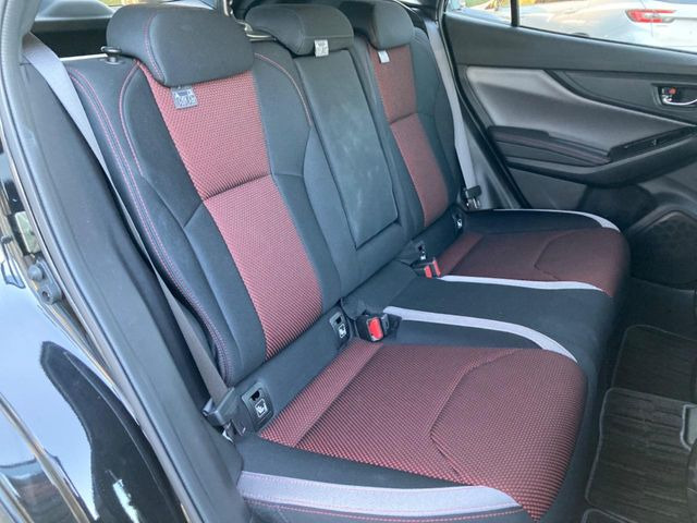 後部座席も気になるようなキズ・汚れやへたり等、大きなダメージはなく、良好な状態です。