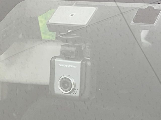 【ドライブレコーダー】安心・安全なカーライフに必須のドライブレコーダーを装備!走行中はもちろん、あおり運転や事故に遭遇した際の状況も映像で記録し、万一のリスクに備えます。