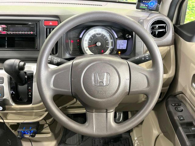 �C���e���A�ɍ��킹���f�U�C���̃X�e�A�����O�́A�^�]�������̂��Ƃ��l���A�^�]���₷���`��A�傫���ł��B�����x�A���ۂɐG���Ă��m���߂��������B