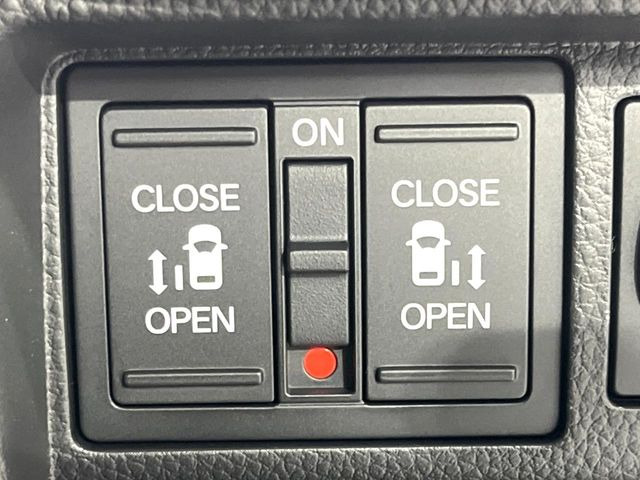 【両側パワースライドドア】スマートキーや運転席のスイッチで後席両側スライドドアの開閉が可能♪電動だから力を入れてドアを開ける必要が無く、小さなお子様でも簡単に開け閉めでき快適です♪