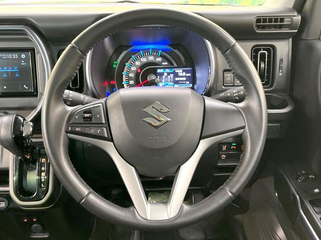 インテリアに合わせたデザインのステアリングは、運転される方のことも考え、運転しやすい形状、大きさです。是非一度、実際に触ってお確かめください。