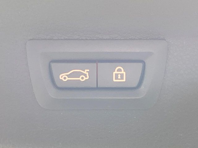 ●電動リアゲート:ワンタッチでリアゲートの開閉ができ、荷物などで両手が塞がっている状態でも簡単に開閉ができる便利機能です。