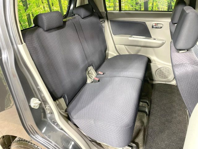 後部座席も気になるようなキズ・汚れやへたり等、大きなダメージはなく、良好な状態です。
