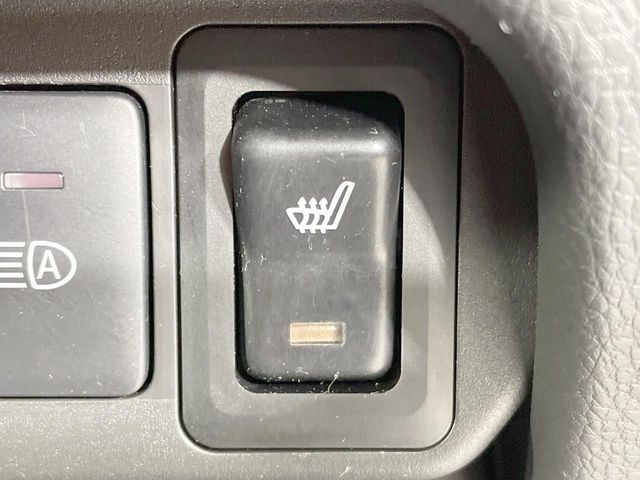 【シートヒーター】寒い日に重宝するシートヒーター!エアコンより早く温まってくれるので寒がりの人も安心ですね♪エアコンの温風は乾燥するから苦手、という方にもをおすすめです。