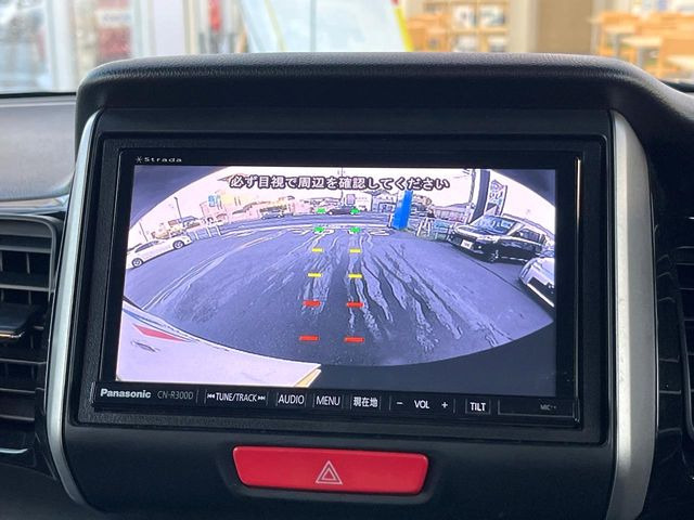 【バックカメラ】駐車時に後方がリアルタイム映像で確認できます。大型商業施設や立体駐車場での駐車時や、夜間のバック時に大活躍!運転スキルに関わらず、今や必須となった装備のひとつです!