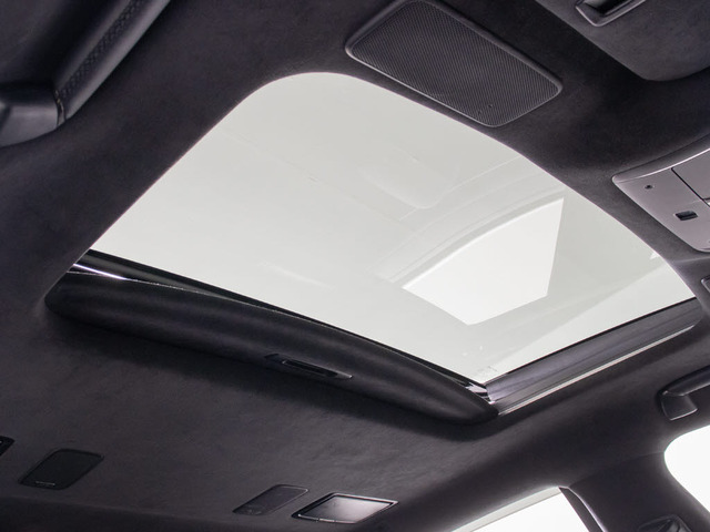 ★人気装備のサンルーフ!様々なドライブシーンで活躍してくれます!!開放感ある車内空間は気持ちがいいですよ!