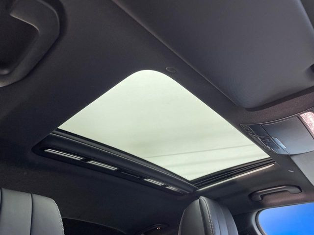●パノラマミックガラスルーフ:大迫力のパノラマルーフは、後部座席にまで続いており、開放的な空間をお楽しみいただけます。