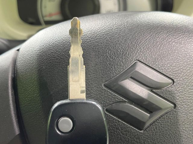 【キーレス】少し離れた場所からでもボタン一つでドアの開錠・施錠ができるのでとっても便利!ドアの鍵穴周りに傷をつけることもありません♪