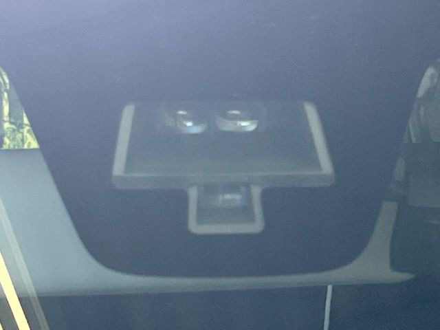 【レーダーブレーキサポート】前方車両との衝突の回避・軽減を緊急ブレーキで支援。また、前方に障害物がある状況でアクセルペダルを踏み込んだ場合に、急発進の防止を支援する機能も備えています。