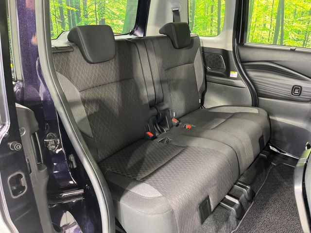 後部座席も気になるようなキズ・汚れやへたり等、大きなダメージはなく、良好な状態です。