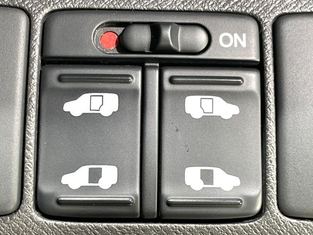 【両側パワースライドドア】スマートキーや運転席のスイッチで後席両側スライドドアの開閉が可能♪電動だから力を入れてドアを開ける必要が無く、小さなお子様でも簡単に開け閉めでき快適です♪