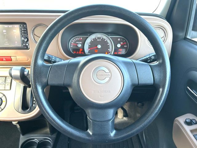 �C���e���A�ɍ��킹���f�U�C���̃X�e�A�����O�́A�^�]�������̂��Ƃ��l���A�^�]���₷���`��A�傫���ł��B�����x�A���ۂɐG���Ă��m���߂��������B