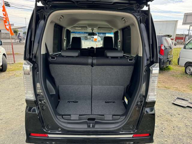 ラゲッジルームです!後部シートを倒していただければ、広さを確保できます☆