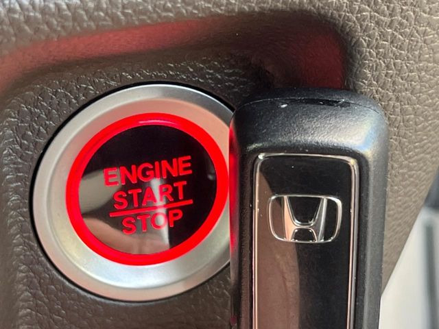 【Hondaスマートキー】カバンやポケットに入れたままでもドアの施錠・解錠が可能なスマートキーを装備。エンジンのオン・オフ時もカギを取り出す必要が無いからとっても便利です♪