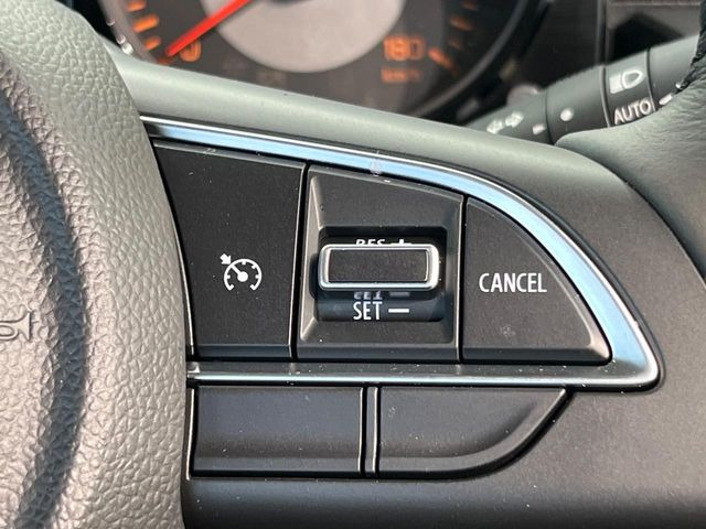 【クルーズコントロール】高速道路もラクラク走行。アクセルを離しても一定速度で走行ができ、長距離運転時の負担を軽減!加速・減速も簡単なスイッチ操作で調整できます。