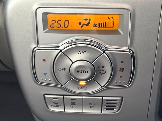 【オートエアコン】一度お好みの温度に設定すれば、車内の温度を検知し風量や温度を自動で調整。暑い&hellip;寒い&hellip;と何度もスイッチ操作をする必要はありません。快適な車内空間には必須の機能ですね♪