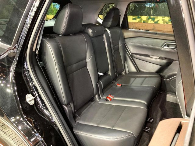 後部座席も気になるようなキズ・汚れやへたり等、大きなダメージはなく、良好な状態です。