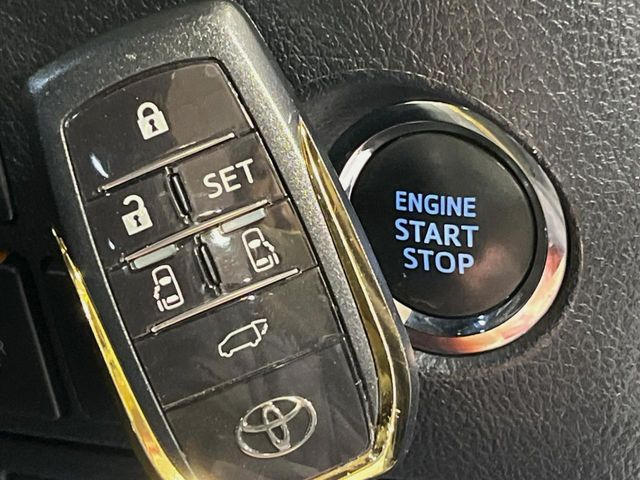 【スマートキー】カバンやポケットに入れたままでもドアの施錠・解錠が可能なスマートキーを装備。エンジンのオン・オフ時もカギを取り出す必要が無いからとっても便利です♪