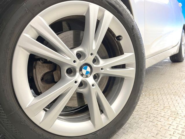 ●純正17インチアルミホイール:輸入車ならではの卓越した走りを支えるホイールと足回りです!日本車の走りに慣れている方にもぜひ体感して頂きたいほど、高いレベルでまとまっています!