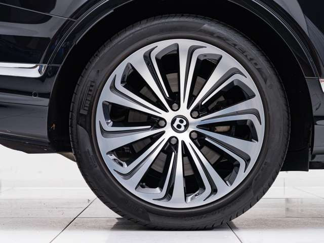 当店は高級輸入車専門店だからこそ整備に力を入れています。カスタム依頼はもとより各種コーディング作業や車検整備など、毎月多くのお客様からお問い合わせがあり、ご用命を頂いております。