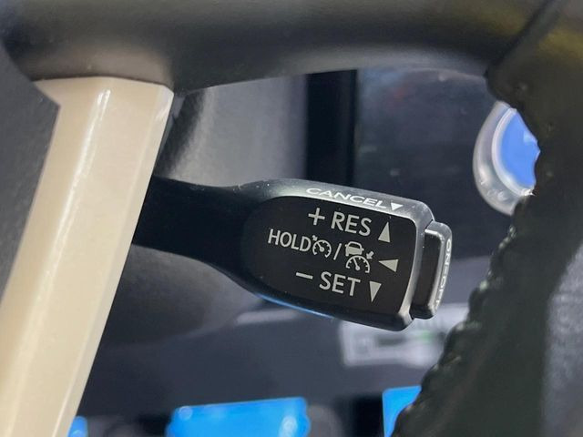 【レーダークルーズコントロール】高速道路での長距離走行が楽に!!自動で速度を保つクルーズコントロールが、衝突軽減システムと連携し、前方の車両を感知して車間を保つように速度調節してくれます!!