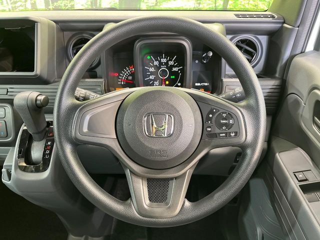 �C���e���A�ɍ��킹���f�U�C���̃X�e�A�����O�́A�^�]�������̂��Ƃ��l���A�^�]���₷���`��A�傫���ł��B�����x�A���ۂɐG���Ă��m���߂��������B