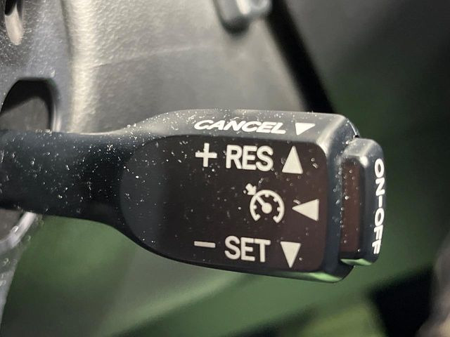 【クルーズコントロール】高速道路もラクラク走行。アクセルを離しても一定速度で走行ができ、長距離運転時の負担を軽減!加速・減速も簡単なスイッチ操作で調整できます。