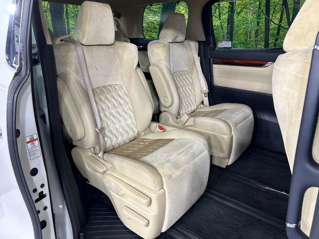 二列目中央はウォークスルーとなっております。二列目と三列目の移動や乗り降りがとっても楽になるので、乗り降りの際もストレスを感じることはありません♪