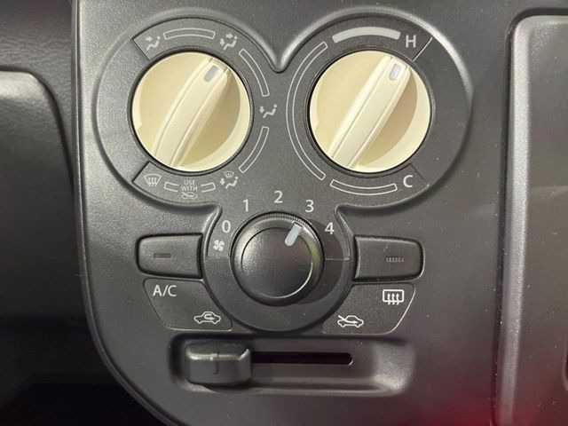 寒い冬も暑い夏も全席に快適な空調を届けてくれる、ダイヤル式エアコンを装備♪