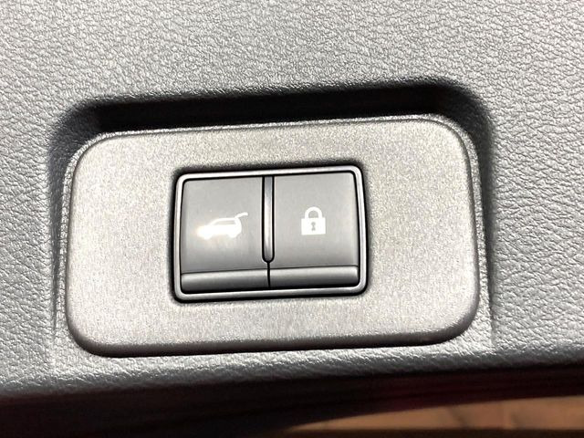 【パワーバックドア】スマートキーや運転席のボタンを押すだけでリアゲートが自動で開閉します!荷物を持っている時や、高い位置にあるバックドアを閉める際に便利な機能です♪