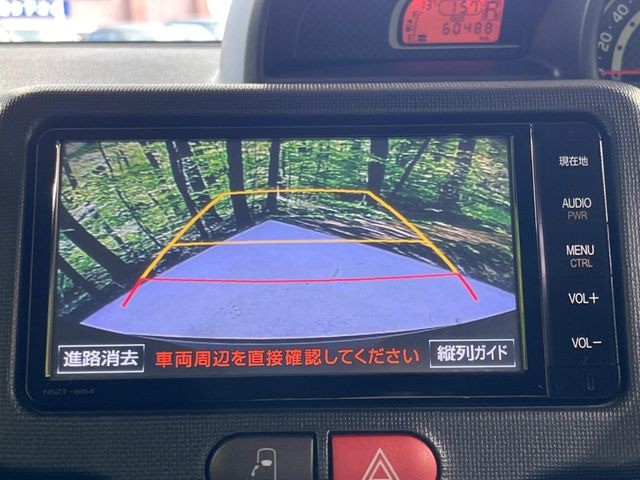 【バックカメラ】駐車時に後方がリアルタイム映像で確認できます。大型商業施設や立体駐車場での駐車時や、夜間のバック時に大活躍!運転スキルに関わらず、今や必須となった装備のひとつです!