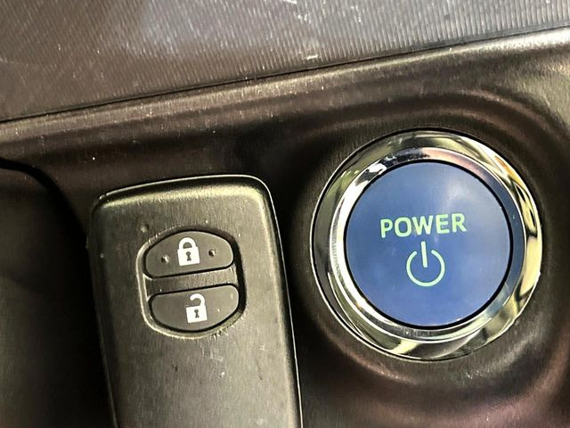 【スマートキー】カバンやポケットに入れたままでもドアの施錠・解錠が可能なスマートキーを装備。エンジンのオン・オフ時もカギを取り出す必要が無いからとっても便利です♪