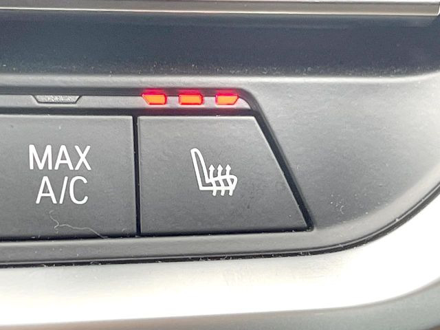 ●フロントシートヒーティング:運転席・助手席共に三段階で調節が可能なシートヒーターを装備しております。季節を問わず快適にご使用いただけます。