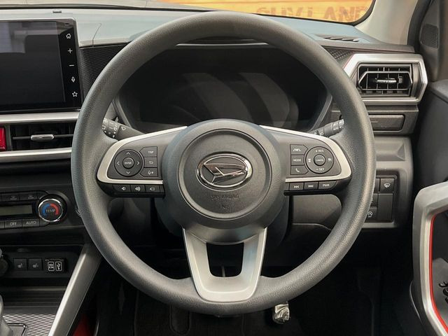 �C���e���A�ɍ��킹���f�U�C���̃X�e�A�����O�́A�^�]�������̂��Ƃ��l���A�^�]���₷���`��A�傫���ł��B�����x�A���ۂɐG���Ă��m���߂��������B