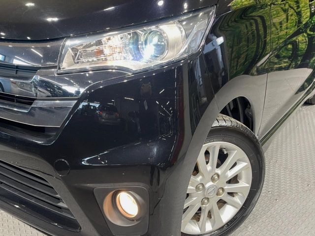 【HIDヘッドライト】非常に明るく前方を照らしてくれるので、悪天候や夜間の走行時も視界良好で安心してお乗りいただけます。