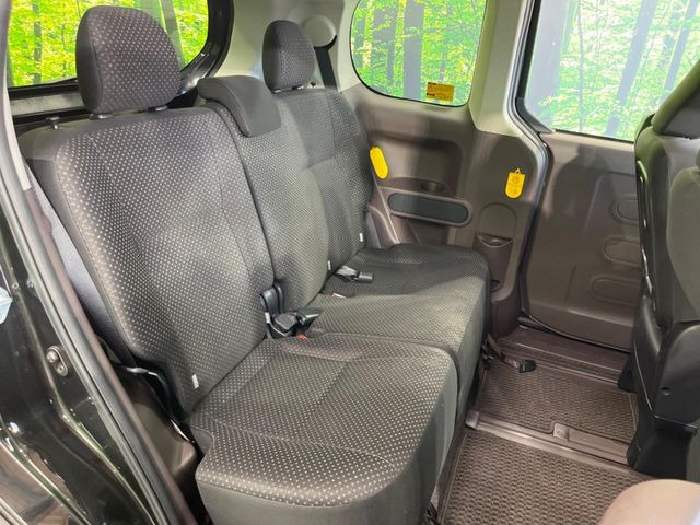 後部座席も気になるようなキズ・汚れやへたり等、大きなダメージはなく、良好な状態です。