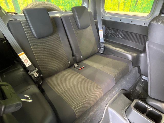 後部座席も気になるようなキズ・汚れやへたり等、大きなダメージはなく、良好な状態です。