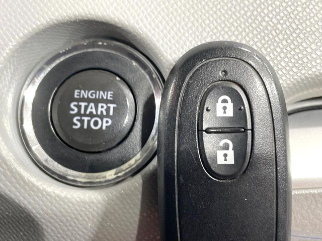 【キーレススタートシステム】カバンやポケットに入れたままでもドアの施錠・解錠が可能なスマートキーを装備。エンジンのオン・オフ時もカギを取り出す必要が無いからとっても便利です♪