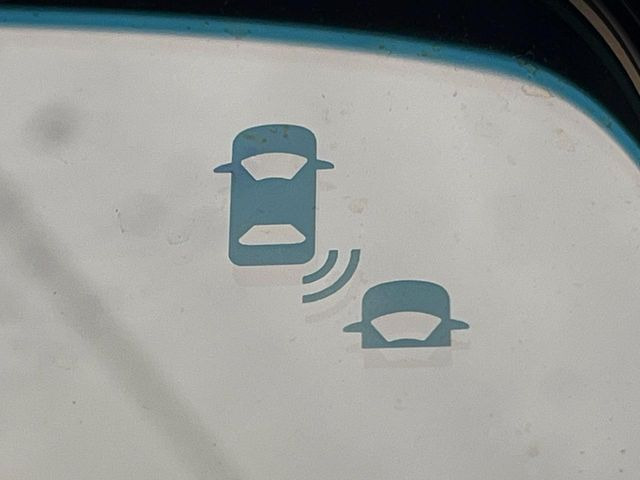 【ブラインドスポットインフォメーション】走行中、ドアミラーの死角になりやすい箇所に後続車が接近するとサイドミラー付近に警告を表示、ドライバーに注意喚起をしてくれます。