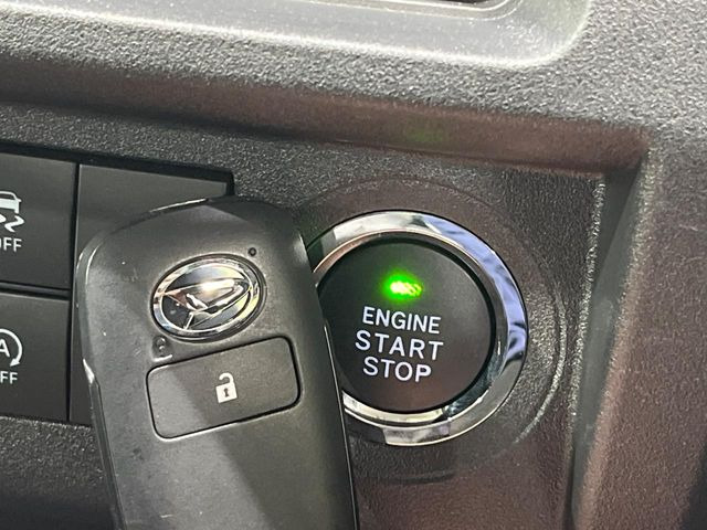 【キーレススタートシステム】カバンやポケットに入れたままでもドアの施錠・解錠が可能なスマートキーを装備。エンジンのオン・オフ時もカギを取り出す必要が無いからとっても便利です♪