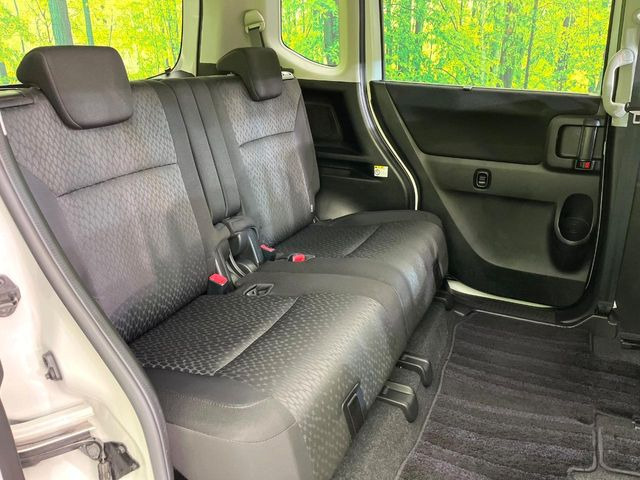 後部座席も気になるようなキズ・汚れやへたり等、大きなダメージはなく、良好な状態です。