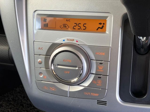 【オートエアコン】一度お好みの温度に設定すれば、車内の温度を検知し風量や温度を自動で調整。暑い…寒い…と何度もスイッチ操作をする必要はありません。快適な車内空間には必須の機能ですね♪