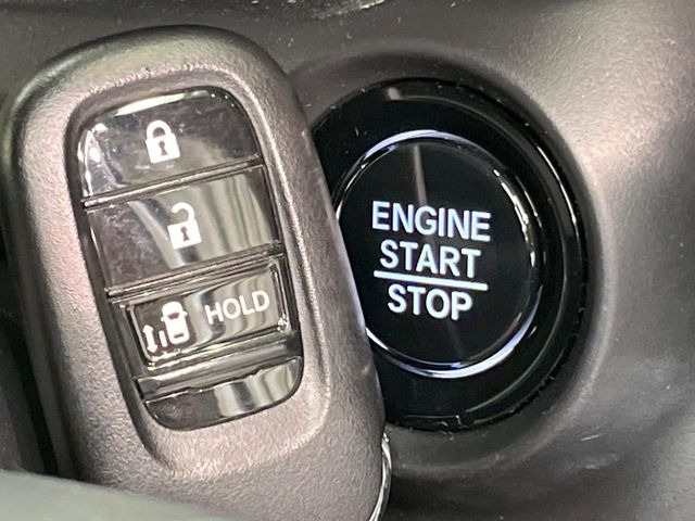 【Hondaスマートキー】カバンやポケットに入れたままでもドアの施錠・解錠が可能なスマートキーを装備。エンジンのオン・オフ時もカギを取り出す必要が無いからとっても便利です♪