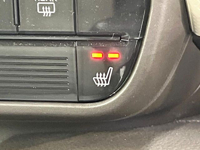 【シートヒーター】寒い日に重宝するシートヒーター!エアコンより早く温まってくれるので寒がりの人も安心ですね♪エアコンの温風は乾燥するから苦手、という方にもをおすすめです。