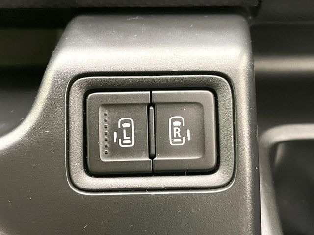 【両側パワースライドドア】スマートキーや運転席のスイッチで後席両側スライドドアの開閉が可能♪電動だから力を入れてドアを開ける必要が無く、小さなお子様でも簡単に開け閉めでき快適です♪