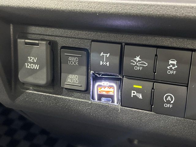 【スマートアシスト】走行中に前方の車両等を認識し、衝突しそうな時は警報とブレーキで衝突回避と被害軽減をアシスト。より安全にドライブをお楽しみいただけます。