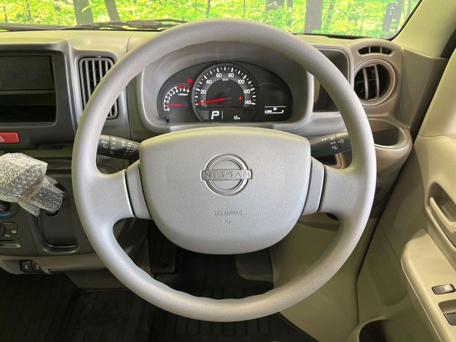 �C���e���A�ɍ��킹���f�U�C���̃X�e�A�����O�́A�^�]�������̂��Ƃ��l���A�^�]���₷���`��A�傫���ł��B�����x�A���ۂɐG���Ă��m���߂��������B