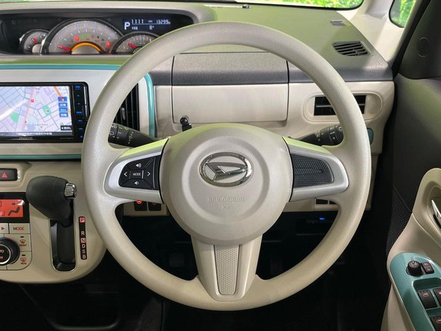 �C���e���A�ɍ��킹���f�U�C���̃X�e�A�����O�́A�^�]�������̂��Ƃ��l���A�^�]���₷���`��A�傫���ł��B�����x�A���ۂɐG���Ă��m���߂��������B